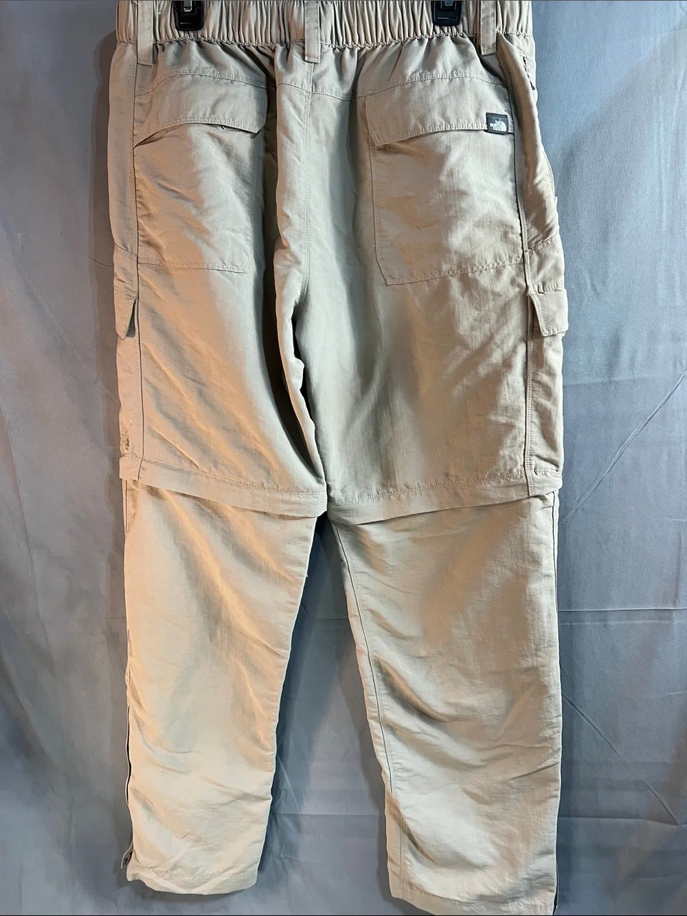 The North Face Men's Cargo Pants in Beige convertible turns into shorts men’s LG